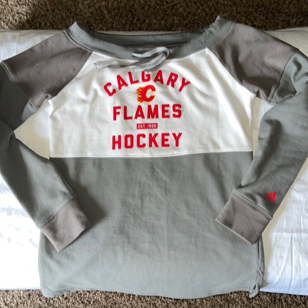 RARE ADIDAS NHL CALGARY FLAMES PULL OVER 2 TONE GRAY WHT RED YELLOW SZ MED